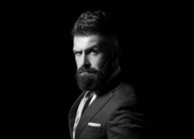 Zengin adam modeli. İş adamı konsepti. Koyu gri takım elbiseli, uzun sakallı bir iş adamı. Klasik takım elbiseli, gömlek ve kravatlı adam..