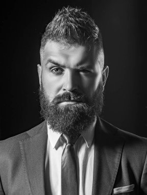 Siyah arka plan üzerinde koyu gri takım elbiseli işadamı izole. Klasik takım elbiseli adam, gömlek ve kravat.