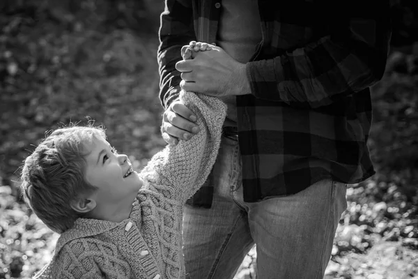 Família feliz, pai e bebê filho brincando e rindo na caminhada de outono . — Fotografia de Stock