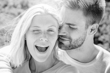 Şehvetli bir dokunuş. Kucaklaşan güzel genç bir çift. Azgın, ateşli, genç bir bayan inleyen aşığını kucaklıyor. Genç aşıklar Sevgililer Günü 'nde iyi eğlenceler..