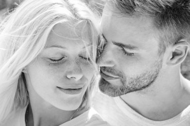 Şefkatli, sıcak, hoş bir aşk anının tadını çıkarıyorum. Birbirine aşık bir çift. Vücut coşkusu ve zevkine dokunmak. Mutlu aşıklar için mahrem anlar. Aşka güven.