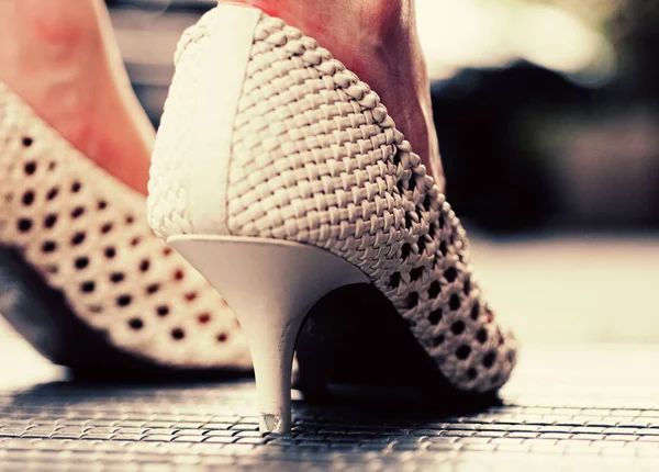 Zapatos femeninos blancos. Primer plano. Par de zapatos de tacón alto beige para mujer. Patas femeninas . —  Fotos de Stock