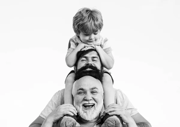 Het concept van de jeugd. Familie vakantie en samenzijn. Mannelijke multi generatie familie. — Stockfoto