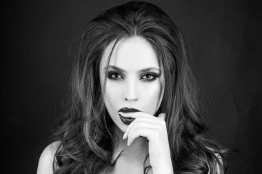 Çekici ve güzel bir genç bayanın yakın plan portresi. Genç bir kadın poz veriyor. Neşeli, mutlu, güzel bir genç kız. Dişi fasyonu. Siyah arkaplan.