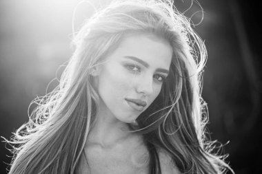 Güzel genç bir kadın. Moda makyajı. Sağlıklı, uzun doğal saçlar..