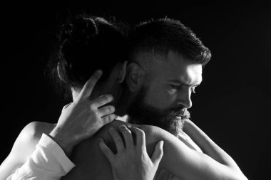 Tutkulu bir şekilde bağlanıyor. Aşık şehvetli bir çift. Bir çift sakallı adam ve seksi kadın. Aile çifti şefkatle sarılıyor. Erotik çift cinsel deneyimden zevk alıyor, kopyalama alanı