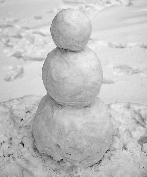 Hóember kint. Winter Art üdvözlőkártya. Hóember áll a téli karácsonyi táj. — Stock Fotó