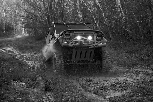 Viagem off-road na estrada da montanha. Jogos de condução. conceito de publicidade lavagem de carro . — Fotografia de Stock