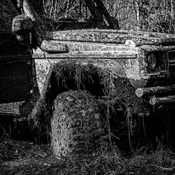 Best Off Road Vehicles. Spur auf Schlamm. 4x4 Geländewagen. Safari-Geländewagen Safari. Blick von unten auf großes Offroad-Autorad auf Landstraße und Gebirgskulisse. — Stockfoto