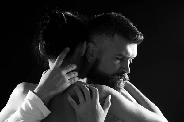 Conectarse a un nivel apasionado. Pareja sensual enamorada. Pareja de hombre barbudo y mujer sexy. Pareja familiar abrazándose con ternura. Pareja erótica disfrutando de la experiencia sexual, espacio para copiar —  Fotos de Stock