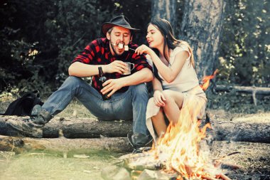 Doğada bahar pikniği için güzel bir gün. Tatil haftasonu pikniği kamp ve yürüyüş. Şirket arkadaşlarının pikniği ya da şenlik ateşinin yanında barbekü. Kamp ateşinde marşmelov kızartan komik çift..