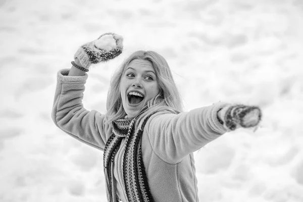 Menina de inverno. Bonito brincalhão jovem ao ar livre desfrutando primeira neve. Retrato de uma mulher feliz no inverno. Menina alegre ao ar livre . — Fotografia de Stock