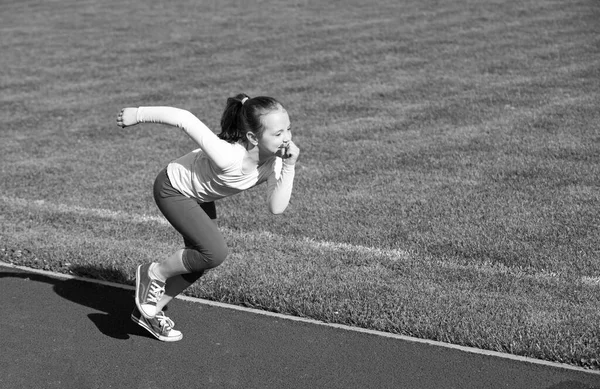 Ung fitness kvinnliga löpare ben redo för löpning. Ung fitness kvinna löpare kör. Barnlek på lekplats utomhus. Friska sommaraktiviteter för barn. — Stockfoto