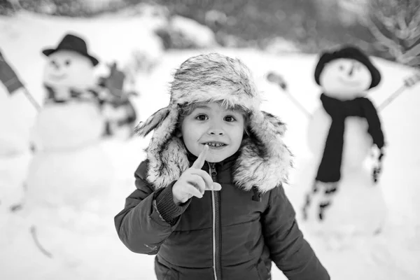 Merry Christmas and Happy new year. Winter portrait of little boy child in snow Garden make snowman. Cute kid - winter portrait. Winter clothes for kids. — Stock Photo, Image