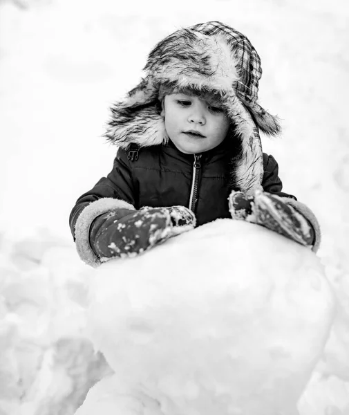 신나는 아이의 겨울 초상화. 아이들의 감정. 아이들을 위한 겨울 옷. 겨울 공원에서 설인 과 재미있게 노는 즐거운 아이. — 스톡 사진