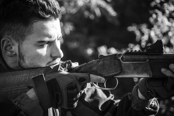 Chasseur avec fusil de chasse en chasse. Chasse en forêt printanière. Gros plan Portrait de hamdsome Hunter . — Photo