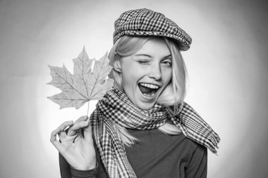 Sonbahar yılın güzel ve renkli bir zamanıdır. Sonbahar kutlaması. Merhaba Sonbahar ve Sonbahar Rüyaları. Reklam konsepti. Şehvetli kız. Promosyon ürünleri. Gülümseyen mutlu kadın. Reklam ajansı.