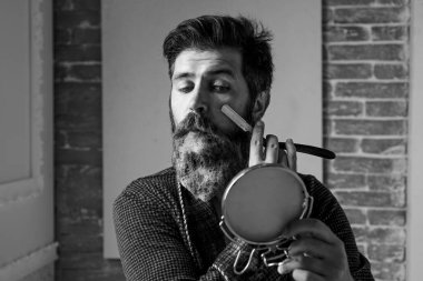 Sakallı adam, parantezi kapat. Uzun sakallı yakışıklı bir adam. Berber klasiği. Berber dükkanı..