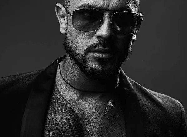 Hombre americano. Un hombre sexy y brutal con gafas. El hombre de estilo - la ropa casual y las gafas. Gafas para hombre. Proteger las gafas graduadas. — Foto de Stock