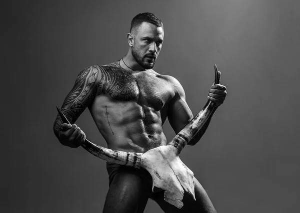 욕망은 에너지힘입니다. 섹시한 라틴 아메리카 남자 보여주는 그의 성적 욕망과 매력. 두개골과 뿔을 들고 몸에 맞는 근육 히스패닉 남자. 매력적인 힘과 욕망의 힘. 욕망 개념 — 스톡 사진