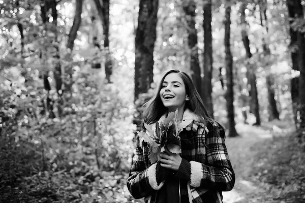 Chica hermosa alegre en suéter rojo al aire libre en hermoso día de otoño. Humor otoñal. Mujer joven romántica sobre fondo natural al aire libre. Retrato de una hermosa mujer caucásica caminando al aire libre . — Foto de Stock