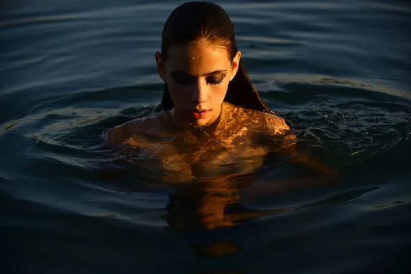 Yaz güzeli kız. Mavi sulara karşı zayıf genç bir kadın, güzel bir tatil köyü. Denizde harika bir kadın modeli.. — Stok fotoğraf