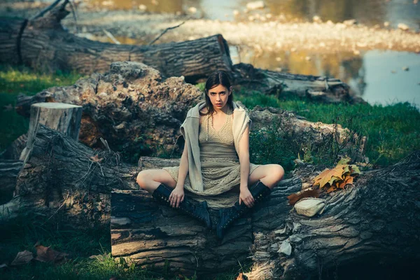 Gros plan portrait d'une belle charmante jeune femme séduisante en robe. Journée ensoleillée. Espace de copie. Jeune belle fille. Jeune femme posant. — Photo