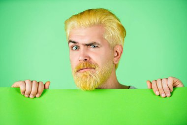 Beyaz tahta tutan erkek model. İşadamı baş parmağını kaldırıyor. Sezon satışları. Slogan veya metin için telif alanı ile boş tabela gösteren bir adam portresi.