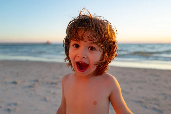 Ragazzo divertente in spiaggia. Concetto vacanza estiva. — Foto Stock