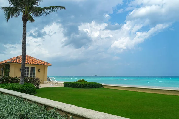 Strandlounge, ligstoelen met privé zwembad met panoramisch uitzicht op zee bij villa. — Stockfoto
