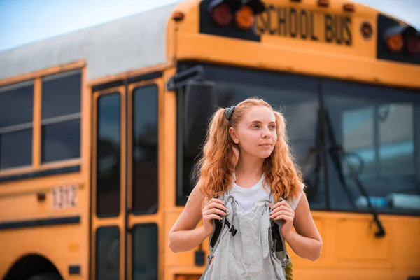 Возвращайся в школу. Девочка-подросток из школы в школьном автобусе . — стоковое фото