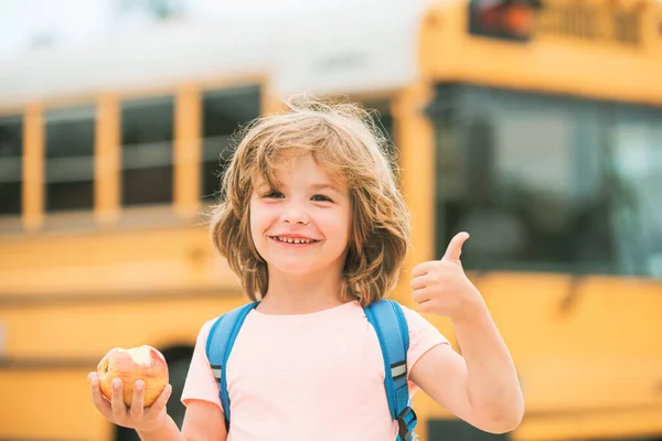 Glückliche Schüler im Schulbus. Schulbus und glückliche Kinder. Glückliches Schulkind. — Stockfoto