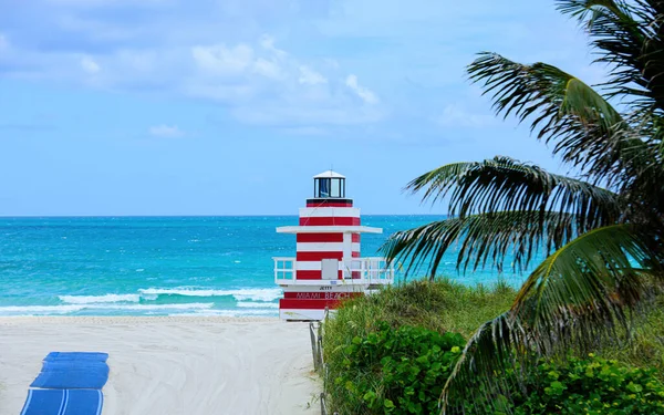 Miami South Beach lifeguard tower and coastline with cloud and blue sky. Sandy Tropical Scene. — Stock Photo, Image