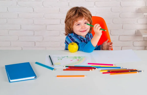 Estudio en casa. De vuelta a la escuela. Educación. Niños de escuela. Aula de la escuela primaria. Niño amable en el aula cerca del escritorio de pizarra . —  Fotos de Stock