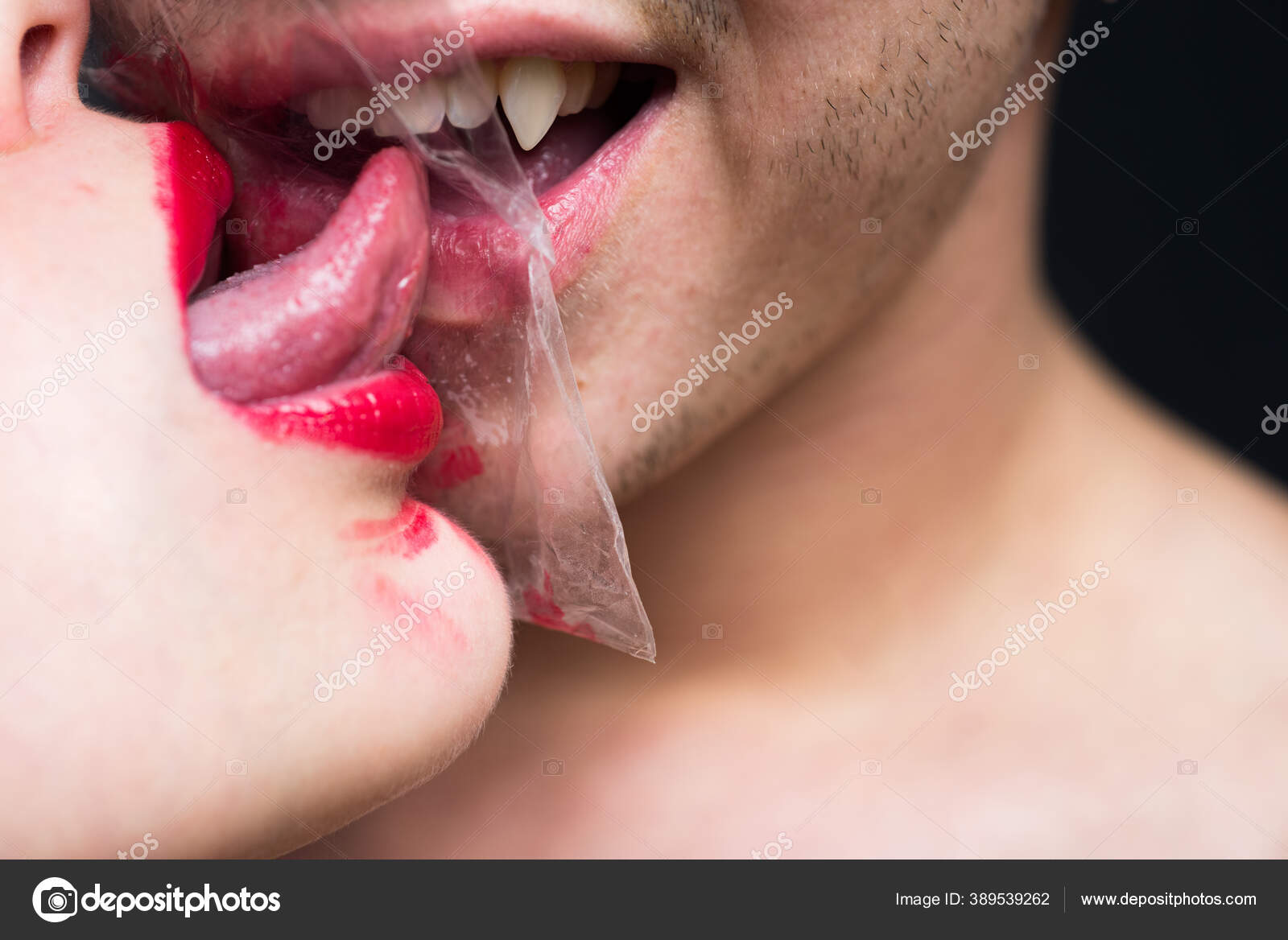 Cinsel aktivite. Seks sağlığı. Şeffaf plastikten öpüşen çift. Kız seksi dil  yalayıcı çocuk. Güvenli seks. Oral prezervatif konsepti. Sağlığı koruyorum.  Sağlık koruması. Cinsel yolla bulaşan hastalıklar — Stok Foto ©  Tverdohlib.com 389539262