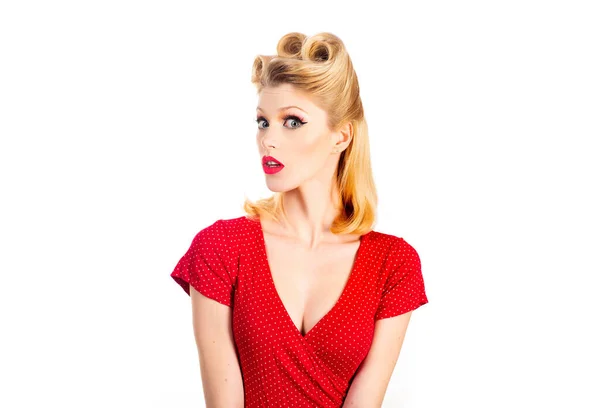 Pin up kvinna porträtt. Vacker retro kvinna med röda läppar och gammaldags frisyr. Vit blond modell poserar i retro mode och vintage koncept studio shoot. — Stockfoto