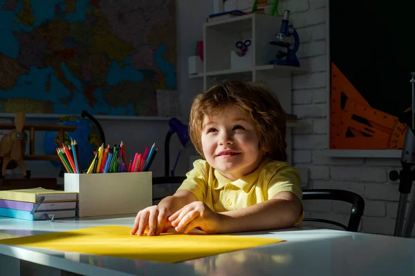 Retrato del alumno en el aula. Niños de primaria. Poco listo para estudiar . — Foto de Stock