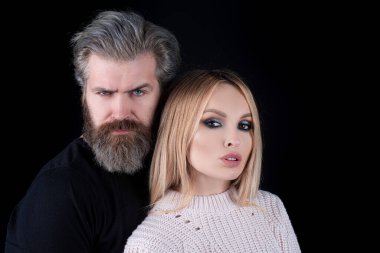 Siyah arka planda poz veren genç şık moda çiftinin şehvetli portresi..