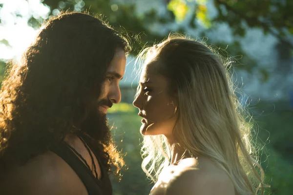 Pareja enamorada al aire libre. Foto de moda de sexy pareja elegante en la tierna pasión. Rostro hombre y mujer . — Foto de Stock