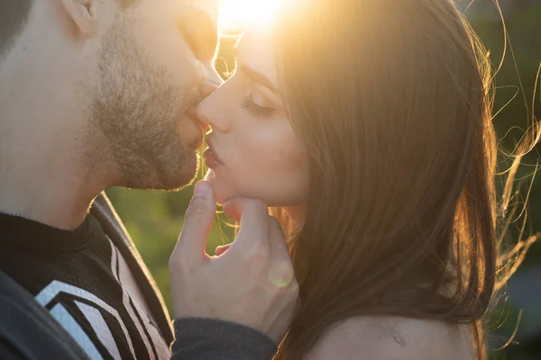 Хлопець і дівчина цілуються, чуттєва пара закоханих зблизька. Чуттєвий поцілунок. Поцілуйтеся. Я люблю тебе. Пара закоханих. Пристебніть рот, щоб він цілувався. Пристрасть і чуттєвість. Романтика і любов. — стокове фото