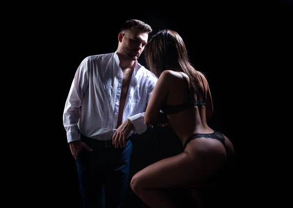 Casal de paixão em um fundo preto. Muito jovem casal de mulher sensual despida com belo corpo reto em renda lingerie erótica posando no fundo escuro . — Fotografia de Stock