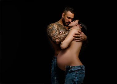 Şehvetli çift öpücüğü. Seni seviyorum. Aşık çift. Romantik ve aşk dolu. Samimi ilişki ve cinsel ilişki. Hamile bir kadın. Öpüşen ağızlar. Tutku ve şehvetli dokunuş.