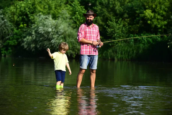 Padre e figlio pescano. Pesca a mosca della trota. Buon padre e figlio pesca in fiume tenendo canne da pesca. Concetto di età pensionabile. — Foto Stock