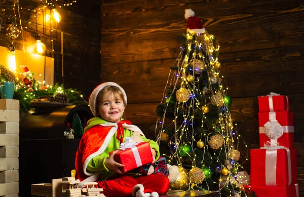 Noel 'den önceki sabah. Noel 'i kutlayan şirin çocuklar. Noel Baba 'nın portresi kameraya bakıyor. Mutlu yıllar.. — Stok fotoğraf