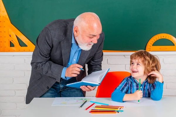 Studente e tutoraggio concetto di istruzione. Grazie, Maestro. Il nonno sta parlando con il figlio. Generazione familiare e concetto di relazioni. — Foto Stock