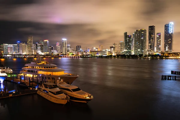 Lo skyline di Miami. Bella città colorata di Miami Florida skyline e baia con nuvole notturne. — Foto Stock