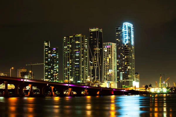 Miami Skyline Panorama naplemente után. Miami város éjszakája. — Stock Fotó