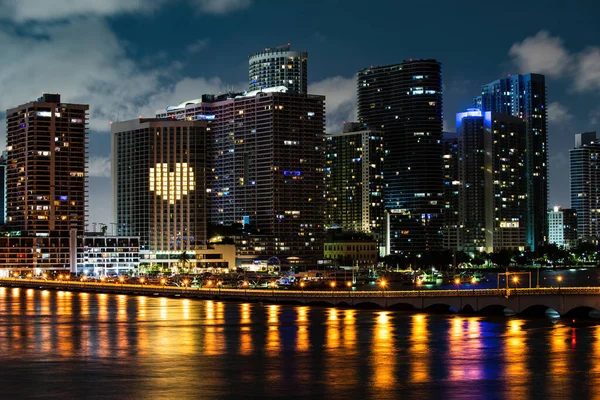 Skyline av miami biscayne Bay reflektioner, hög upplösning. Miamis. — Stockfoto