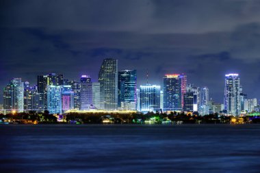 Miami iş bölgesi, şehrin ışıkları ve yansımaları. Miami gecesi şehir merkezinde, Florida 'da.