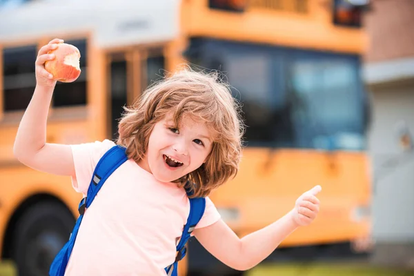 Zurück zur Schule. Aufgeregter Schüler im Schulbus. Kind mit positiver Geste mit der Hand, Daumen hoch lächelnd und glücklich. Glückliches Schulkind. Bildung. — Stockfoto